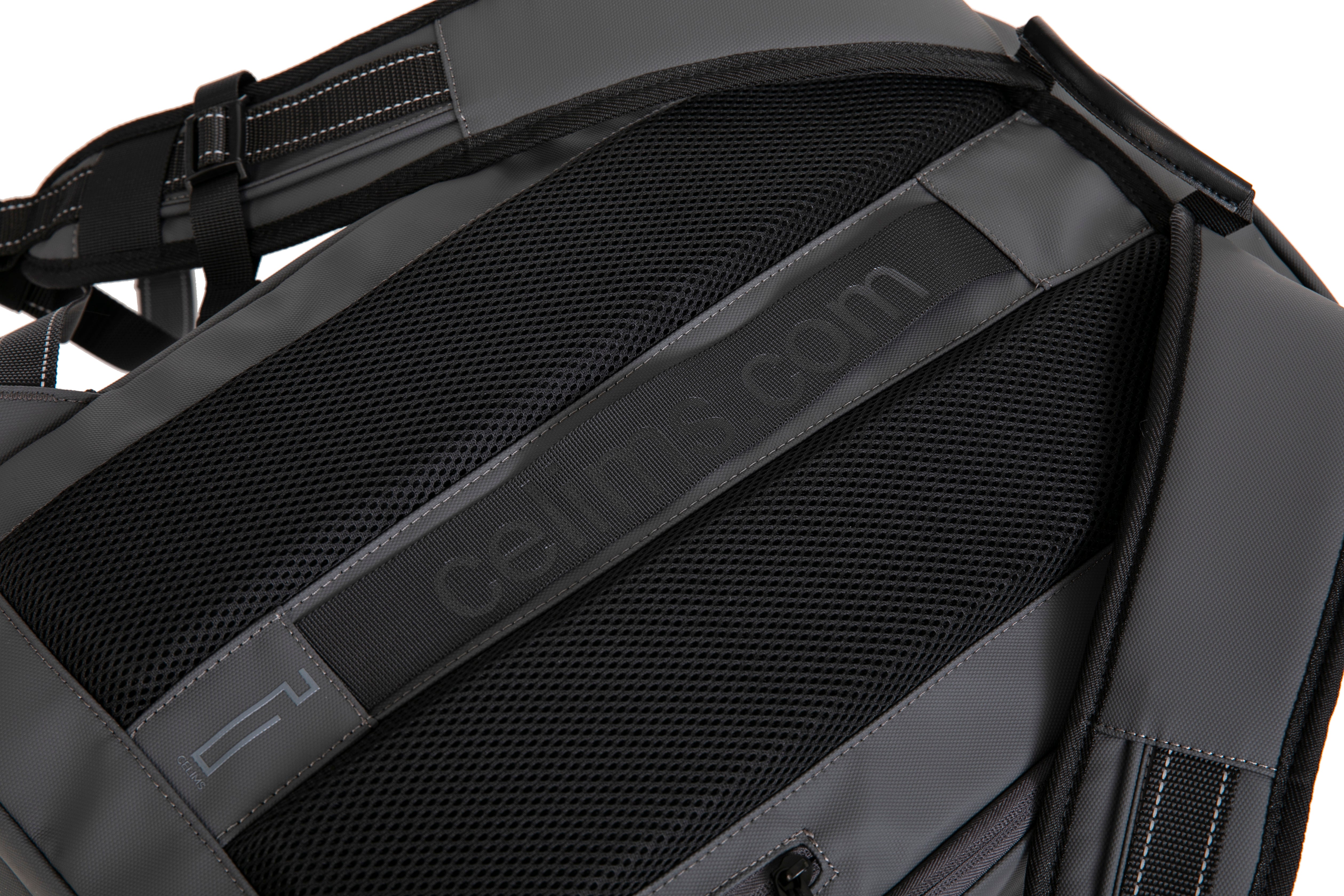 Vacuum compressible backpack – With or without pump