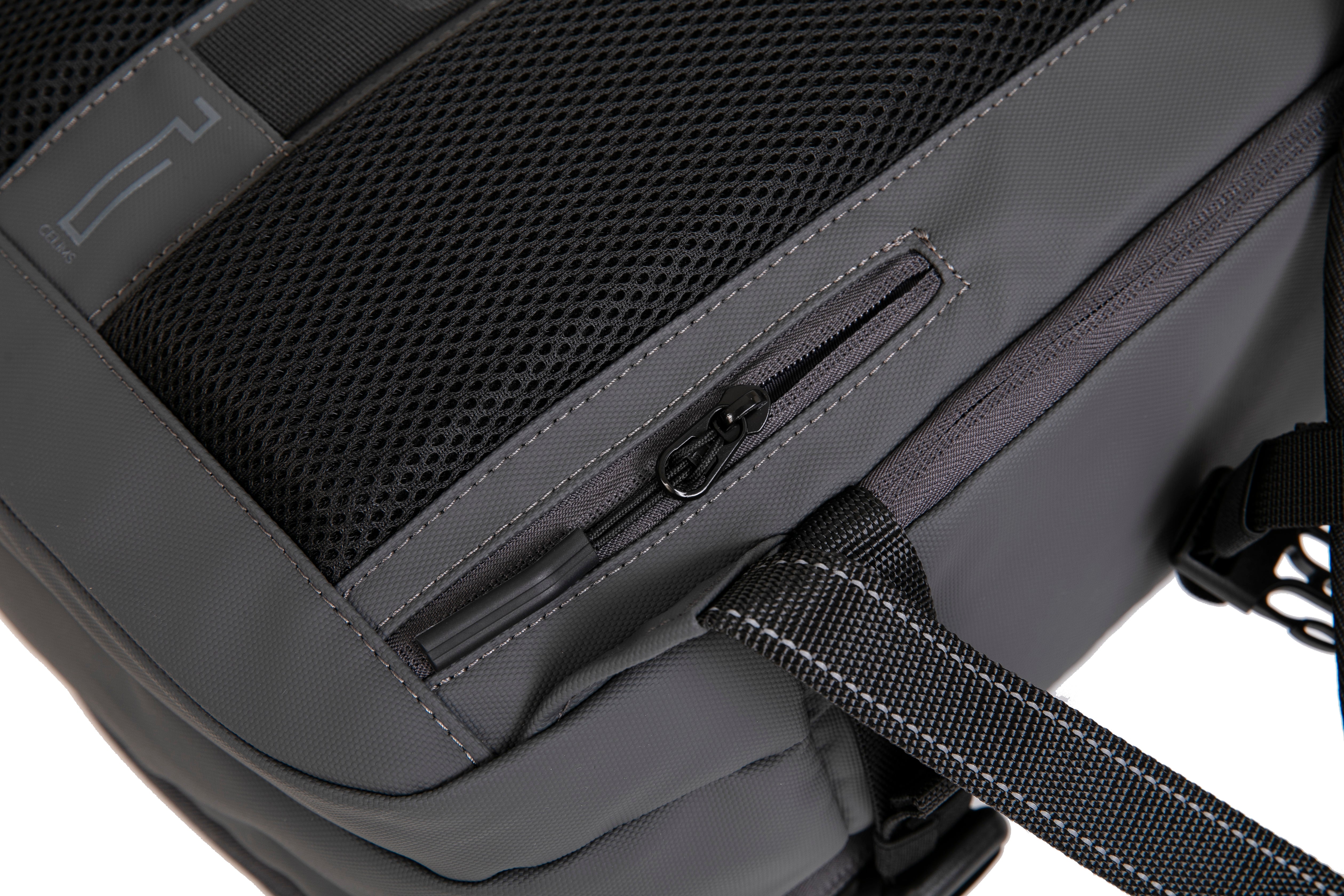 Vacuum compressible backpack – With or without pump