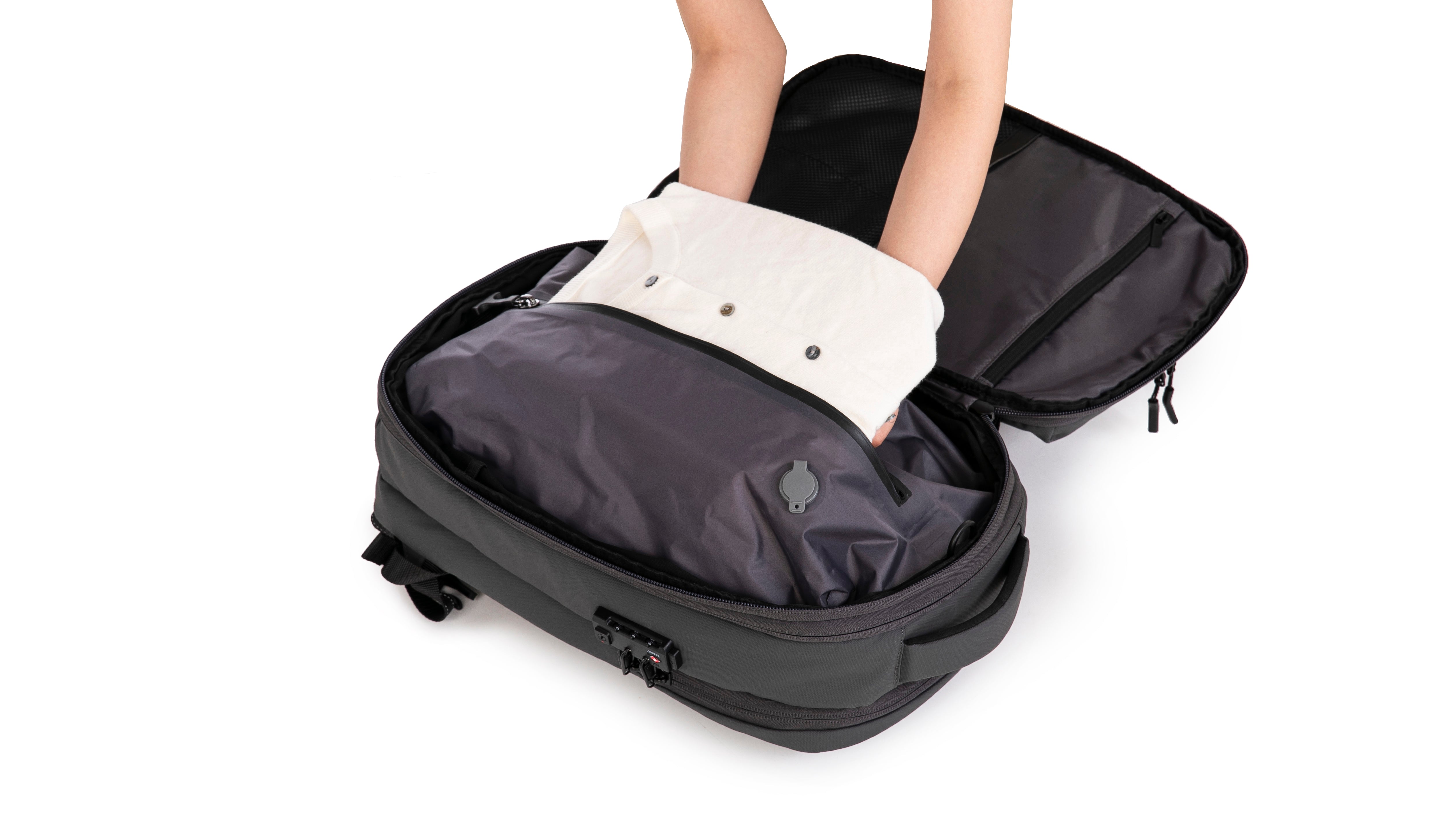 Vacuum compressible backpack – With or without pump